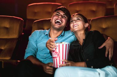 Kadın ve erkek sinemada film izliyorlar..