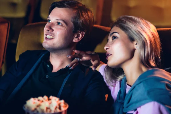 Kaukasischer Liebhaber schaut sich im Kino einen Film an — Stockfoto