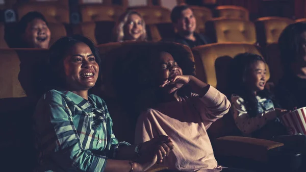 Pubblico di persone che guarda film nel cinema. — Foto Stock