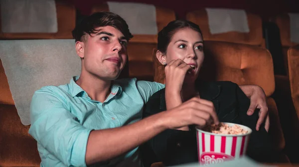 Zuschauer sehen Film im Kino. — Stockfoto