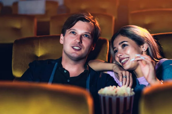 Amante caucasiano assistindo a um filme no cinema — Fotografia de Stock