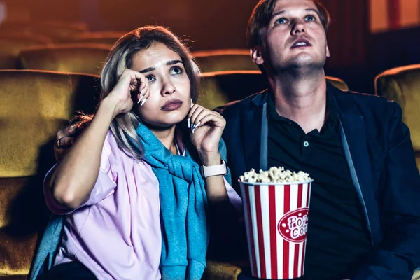 Homem e mulher caucasianos assistindo a um filme triste — Fotografia de Stock