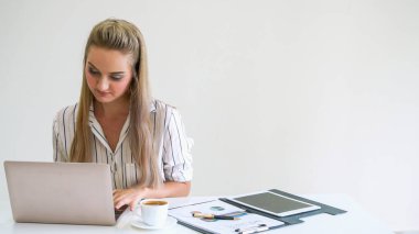 Modern ofiste çalışan sarışın bir iş kadını..