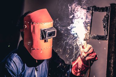 Metal kaynak çeliği, elektrik yay kaynak makinesi ile çalışır.