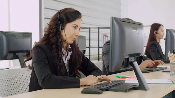 Gente de negocios con auriculares trabajando en la oficina —  Fotos de Stock