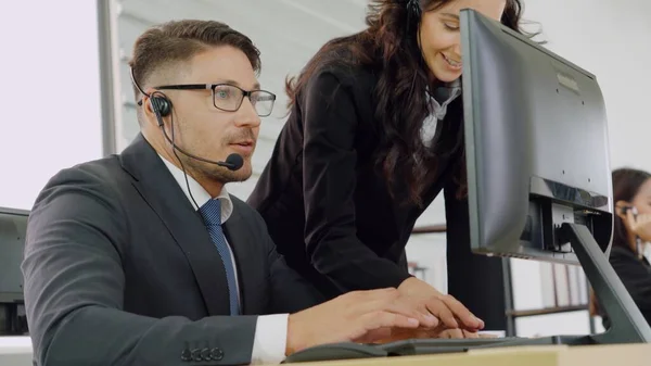 Zakenmensen met een koptelefoon aan het werk — Stockfoto