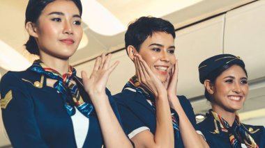 Kabin ekibi uçakta neşeyle dans ediyor.