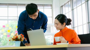 İki iş adamı ofiste proje stratejisi hakkında konuşuyor