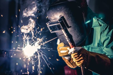 Metal kaynak çeliği, elektrik yay kaynak makinesi ile çalışır.