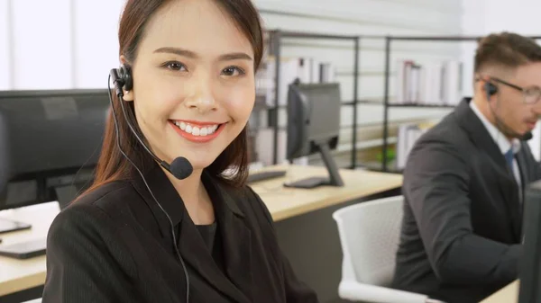 Gente de negocios con auriculares trabajando en la oficina — Foto de Stock