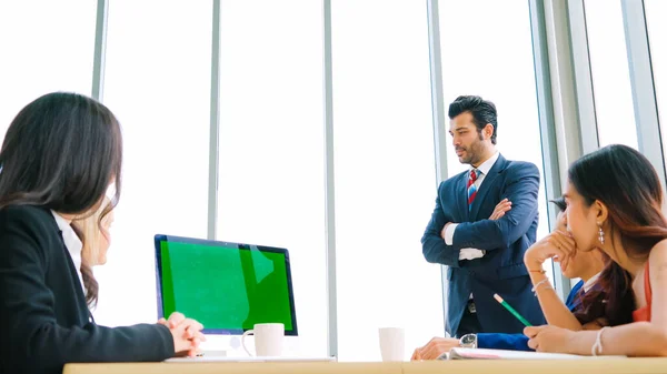 Gente de negocios en la sala de conferencias con pantalla verde — Foto de Stock