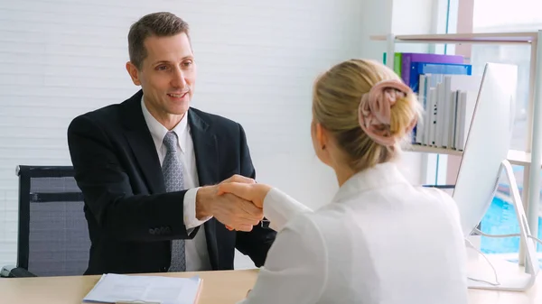 Buscador de emprego e gerente aperto de mão em entrevista de emprego — Fotografia de Stock