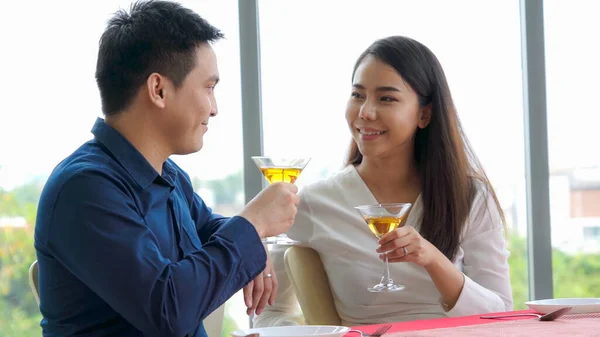 Glückliches romantisches Paar beim Mittagessen im Restaurant — Stockfoto