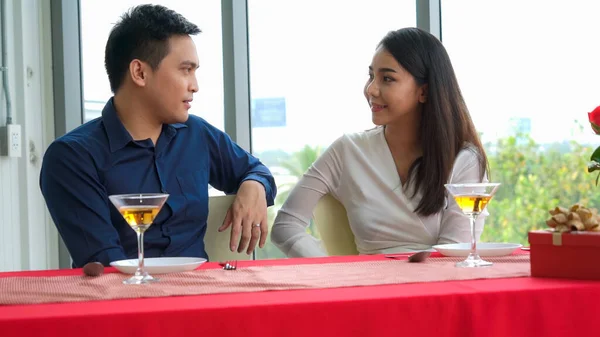 Glückliches romantisches Paar beim Mittagessen im Restaurant — Stockfoto