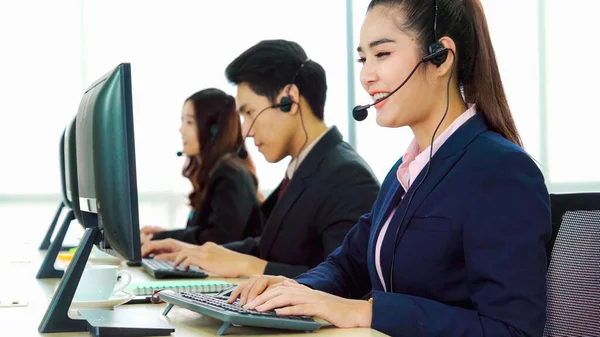 Geschäftsleute mit Headset arbeiten im Büro — Stockfoto