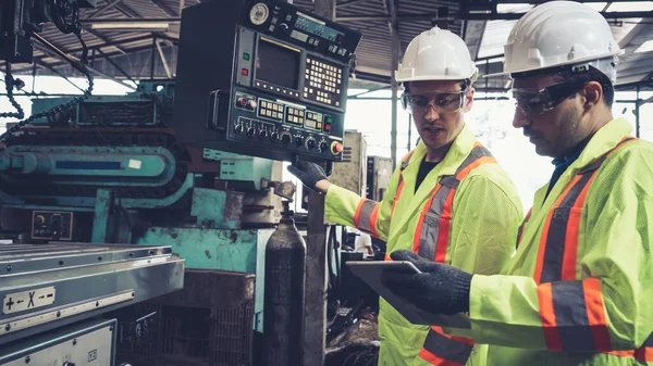 Grupo de trabalhadores da fábrica usando equipamentos de máquinas na oficina da fábrica — Fotografia de Stock