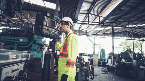 Inteligentny pracownik fabryczny korzystający z maszyny w warsztacie — Zdjęcie stockowe
