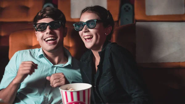 Férfi és nő a moziban 3D-s filmet néznek — Stock Fotó