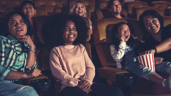 Люди слухають дивитися кіно в кінотеатрі . — стокове фото