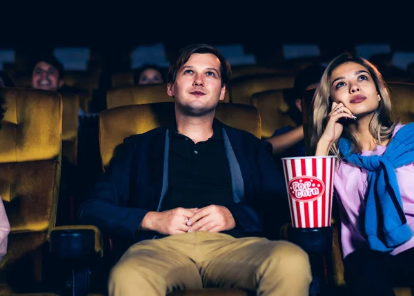 Группа зрителей счастливо смотрит кино в театре. — стоковое фото