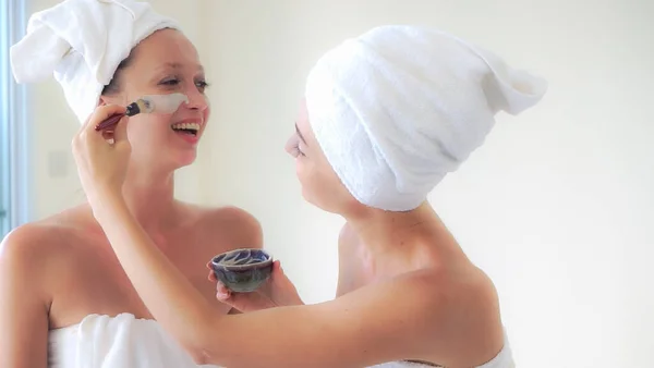 Beautiful woman having a facial treatment at spa. — Stock Photo, Image