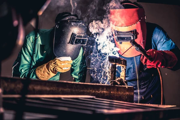 Metalen lassen staalfabrieken met behulp van elektrische boog lassen machine — Stockfoto