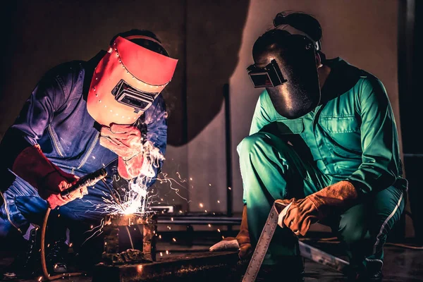 Trabajos de acero de soldadura de metal utilizando la máquina de soldadura por arco eléctrico —  Fotos de Stock