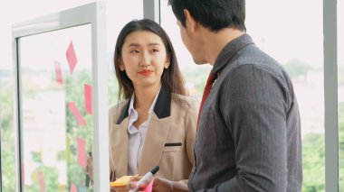 İş adamları proje planlama kurulunda çalışıyor