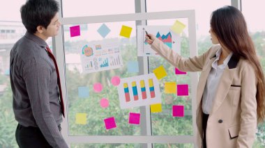 İş adamları proje planlama kurulunda çalışıyor