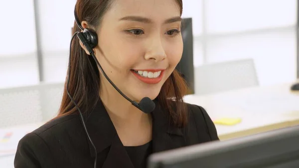 Geschäftsleute mit Headset arbeiten im Büro — Stockfoto