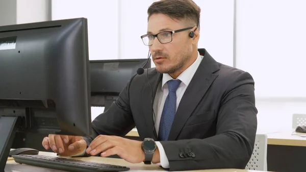 Geschäftsleute mit Headset arbeiten im Büro — Stockfoto