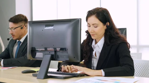 Affärsmän som bär headset och arbetar på kontoret — Stockfoto