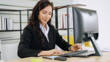 Ofiste çalışan kulaklık takan iş adamları.