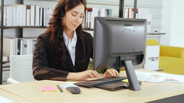 Uomini d'affari che indossano cuffie che lavorano in ufficio — Foto Stock