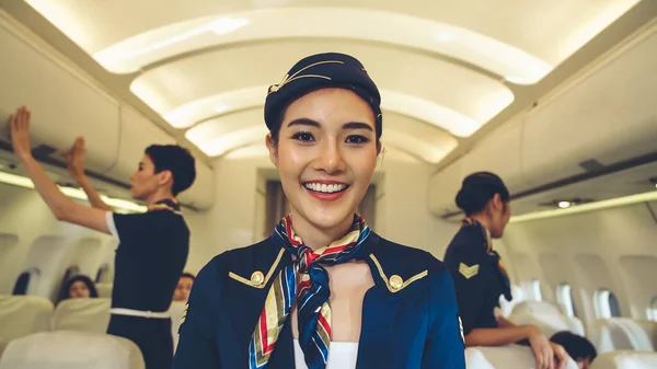 Kabinenpersonal oder Stewardess im Flugzeug — Stockfoto