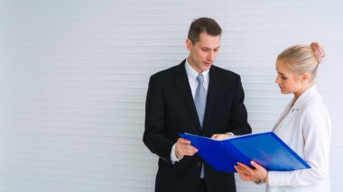 İki iş adamı ofiste proje stratejisi hakkında konuşuyor