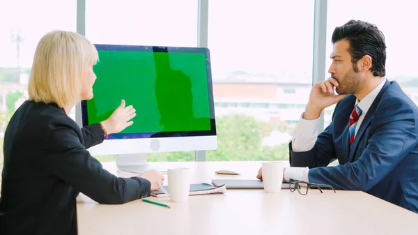 녹색 화면이 달린 회의실에 있는 사업가들 — 스톡 사진