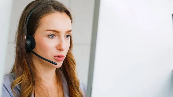 Gente de negocios con auriculares trabajando en la oficina —  Fotos de Stock