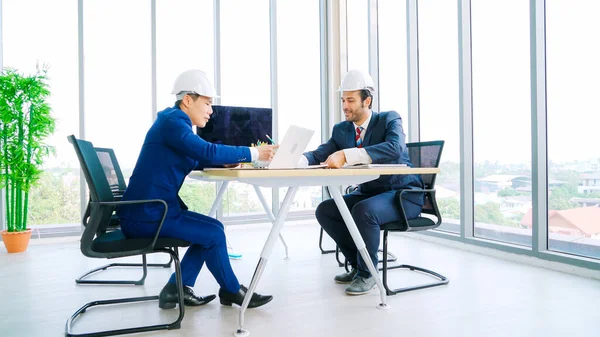 オフィステーブルでのエンジニアと建築家のミーティング — ストック写真