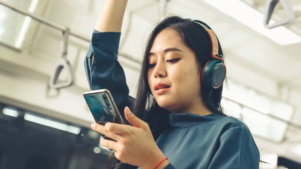 Jeune femme utilisant un téléphone portable dans le train public — Photo