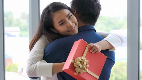 Pareja romántica dando regalo a amante en restaurante — Foto de Stock