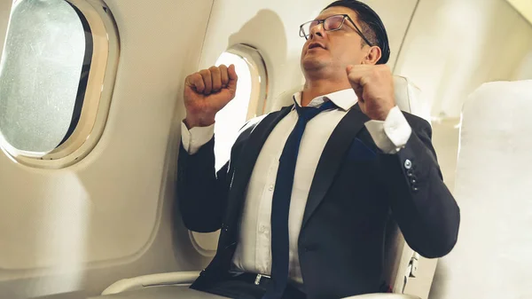 Бізнесмен подорожує у відрядженні літаком — стокове фото