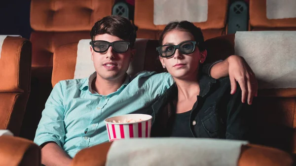 Homem e mulher no cinema assistindo a um filme 3D — Fotografia de Stock