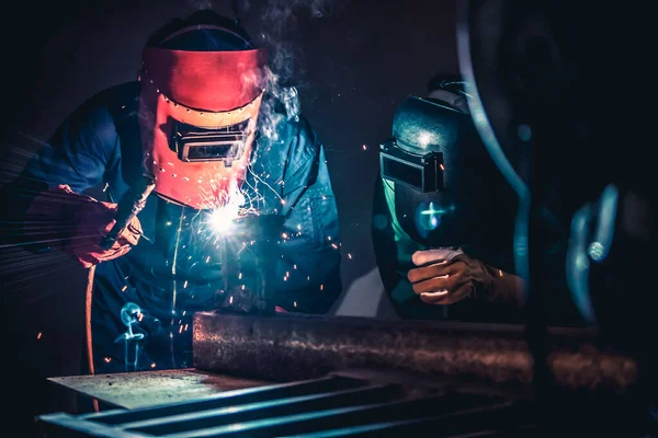 Metal welding steel works using electric arc welding machine — Stock Photo, Image