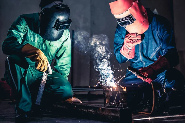 Trabalhos de aço de soldagem de metal usando máquina de solda a arco elétrico — Fotografia de Stock