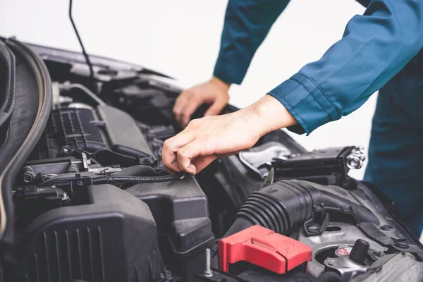 Mão mecânica profissional fornecendo serviço de reparação e manutenção de automóveis — Fotografia de Stock