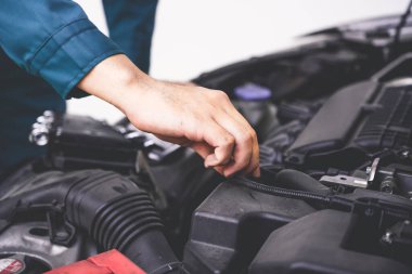 Araba tamiri ve bakım hizmeti sunan profesyonel tamirci.