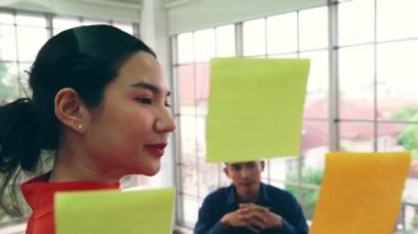 İş adamları proje planlama kurulunda çalışıyor