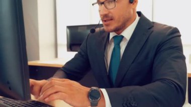 Ofiste çalışan kulaklık takan iş adamları.