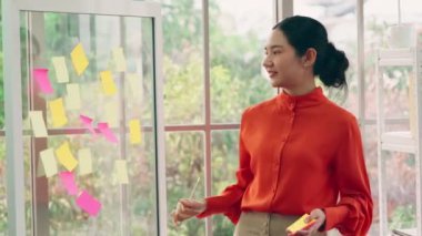 İş adamları proje planlama kurulunda çalışıyor